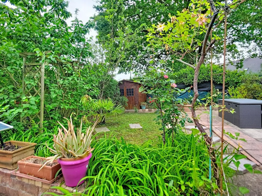 Aed - Quiet House with Veranda in Avrillé