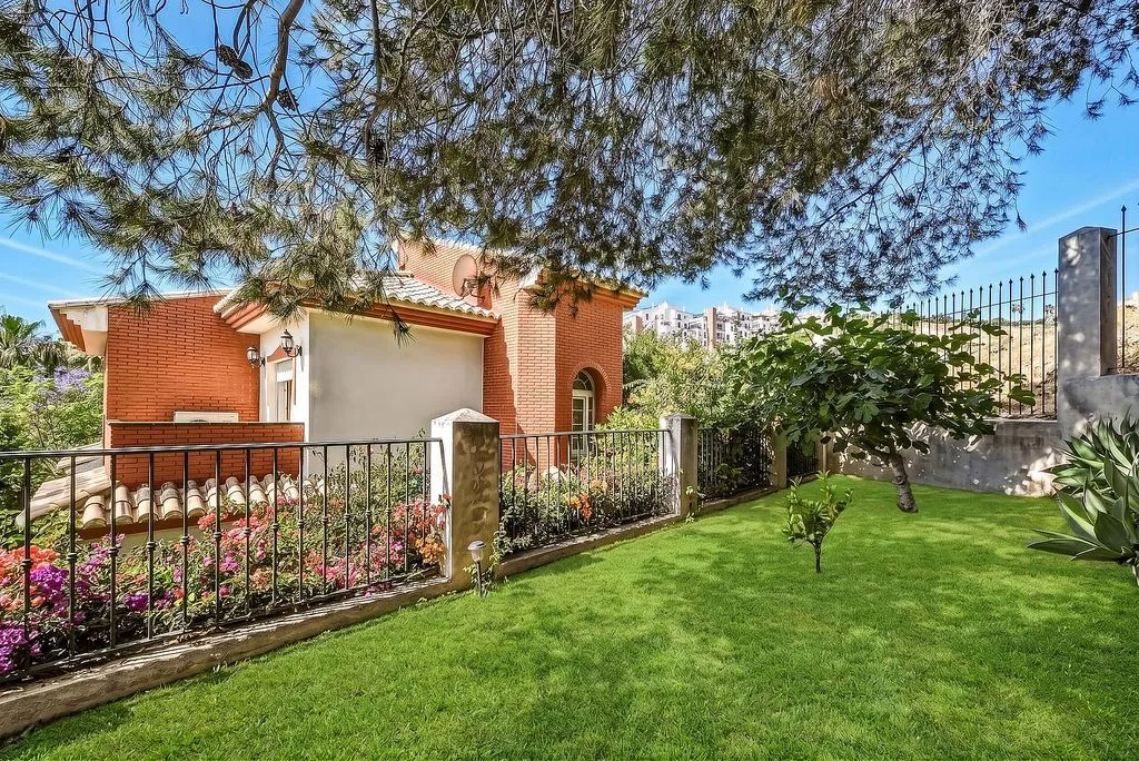 Aed - Chalet with Pool and Terrace in Torrequebrada