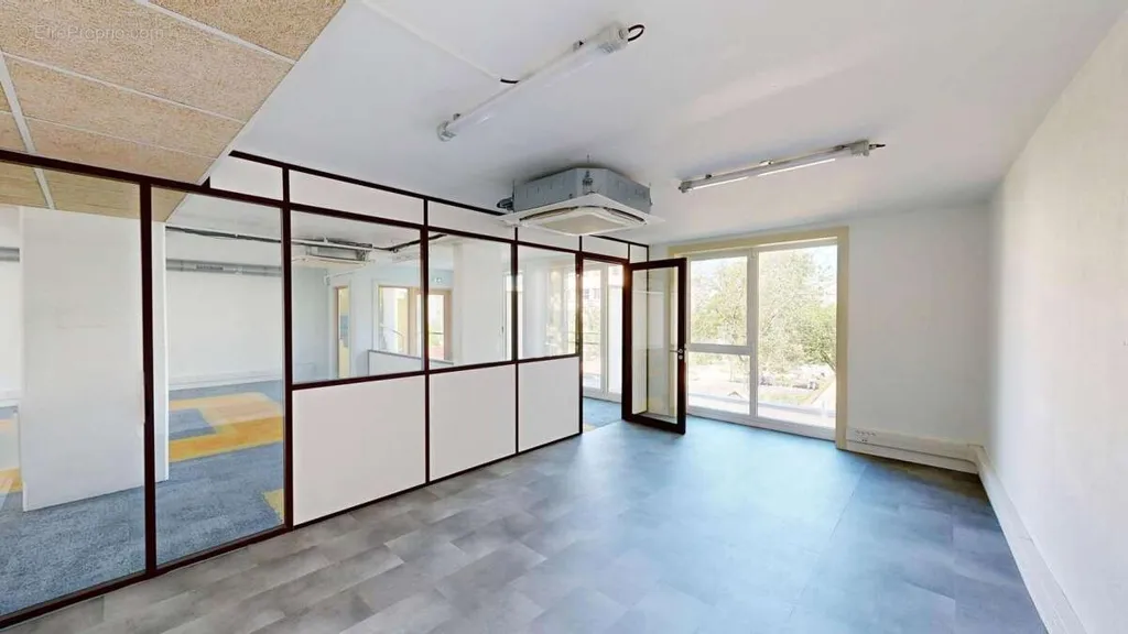 Kabinet - Office Building with Terraces in Vanves