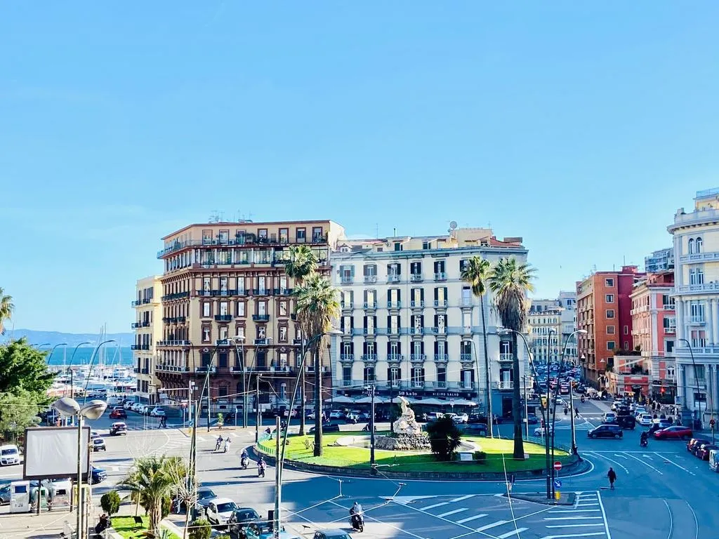 Bright Apartment with Panoramic Terrace in Naples