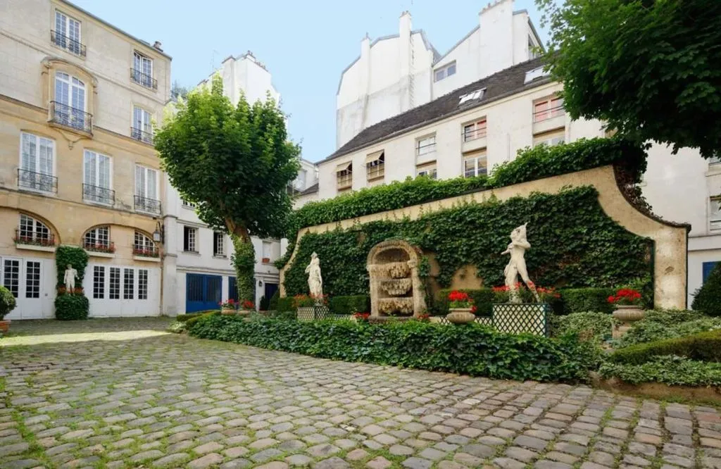 Aed - Commercial Offices in Historic Courtyard, Paris