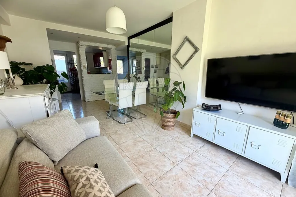 Soggiorno - Traversant 2-Bed Apartment with Balcony in Nice West