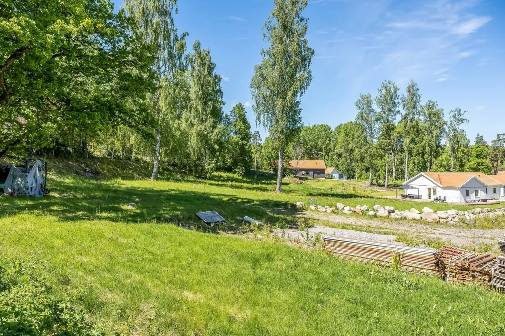 Aed - Unbuilt Plot with Lake View in Stavsjö