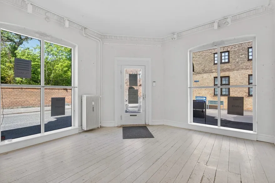 Pièces - Corner Commercial Flat in Historic Town Centre