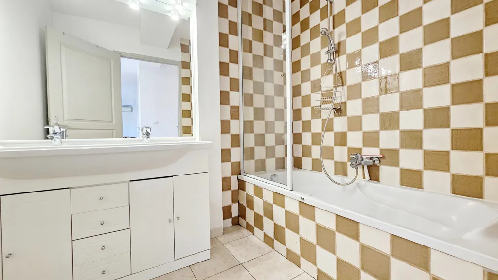 Salles de bain - Appartement T4 Traversant avec Vue sur les Collines à Montferrat