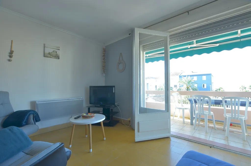 Living Room - T3 Apartment with Sea View in Le Grau-du-Roi