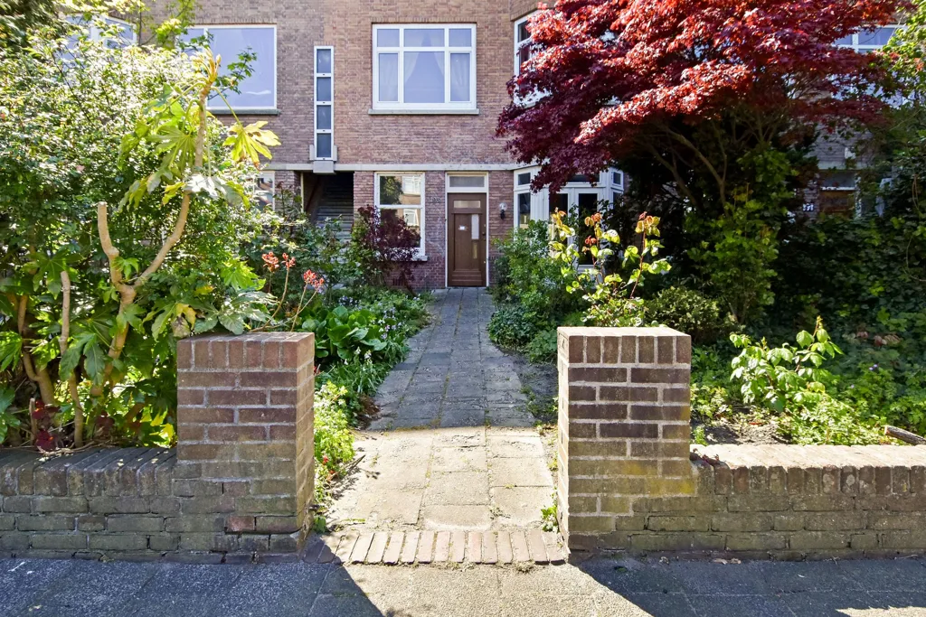 Jardin - Bungalow with Extensive Gardens in Den Haag