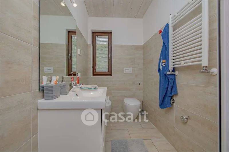 Salles de bain - Apartment with Garden and Valley View in Châtillon