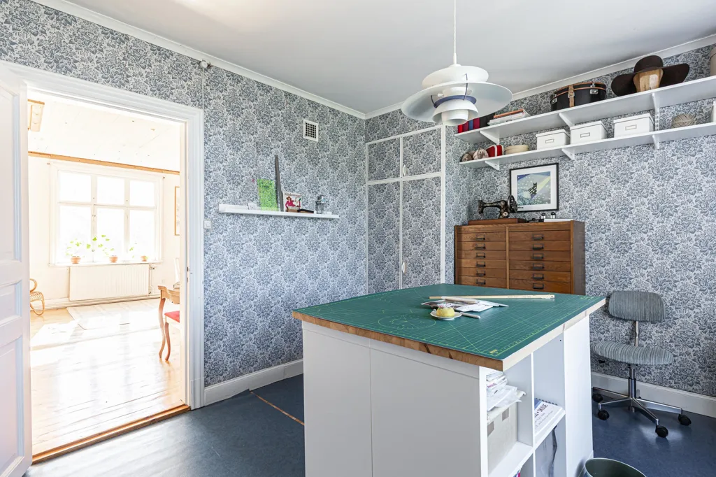 Bureau - Charming Farmhouse with Workshop in Salbohed