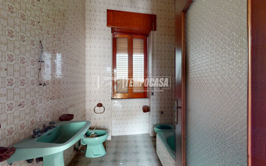 Bagni - Palazzo with Courtyard in Lusciano Centre