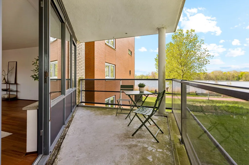 Rõdu - Corner Gallery Flat with Balcony in Filmwijk