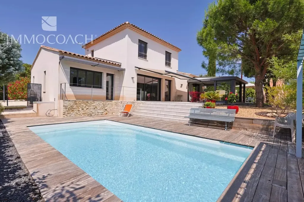 Piscine - Villa Récemment Construite avec Piscine à Hyères