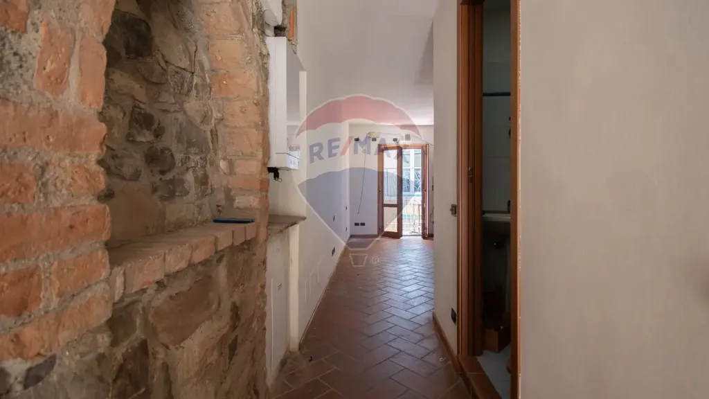 Ingresso - Historic Triplex with Balcony in Iseo