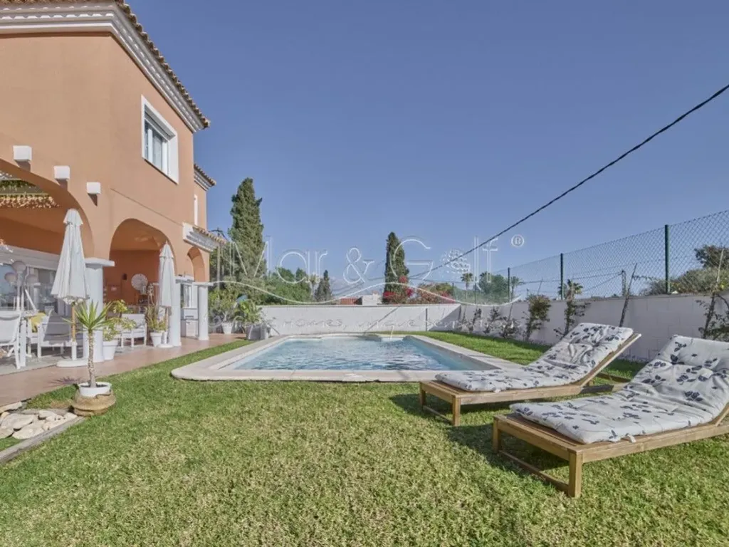 Bassein - Chalet with Pool in La Font