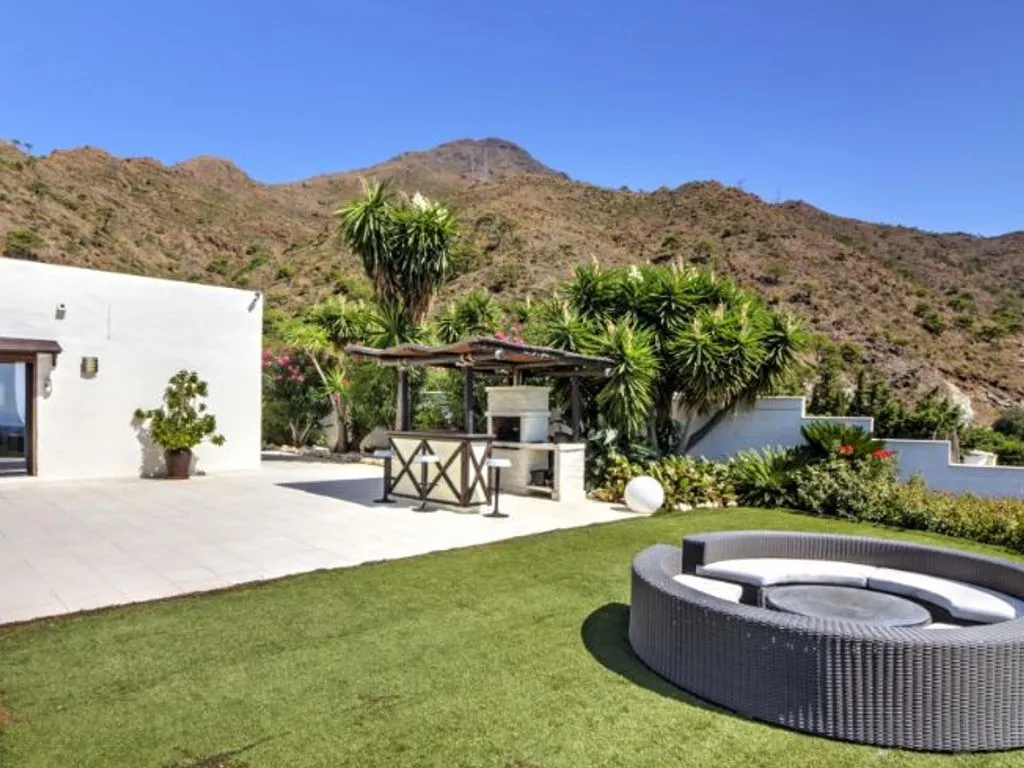 Terrass - Luxury Villa with Pool in Estepona, Malaga
