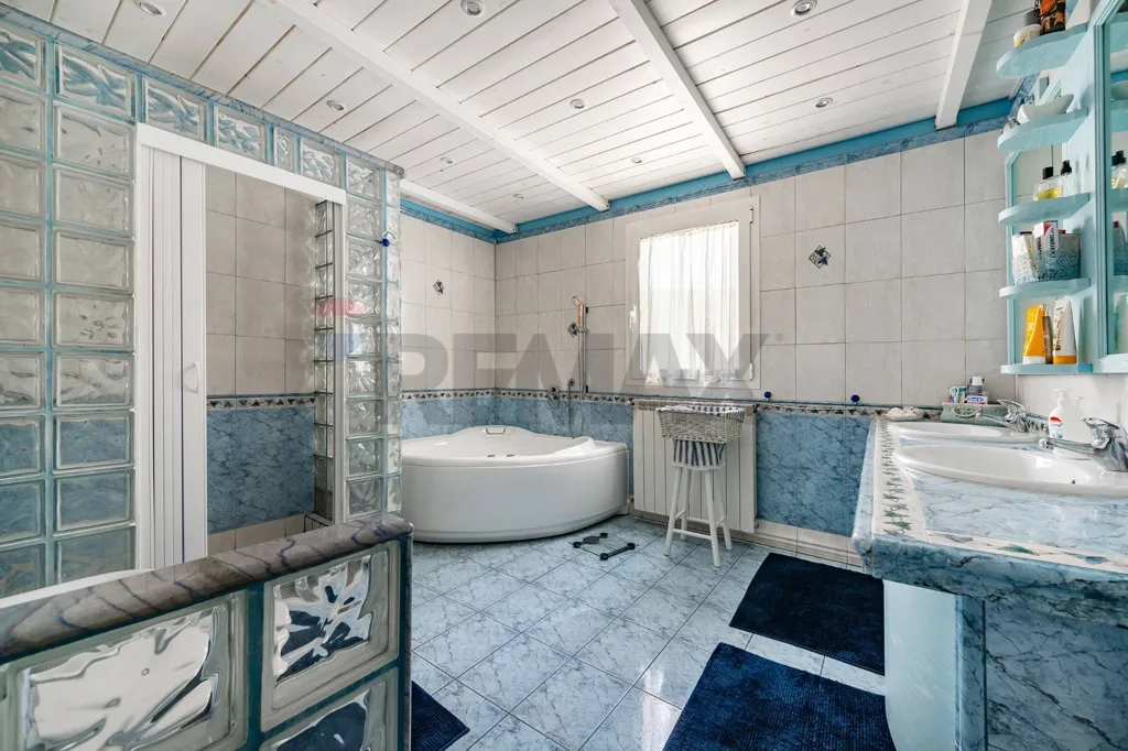 Bagni - Villa con piscina e giardino a Bitetto