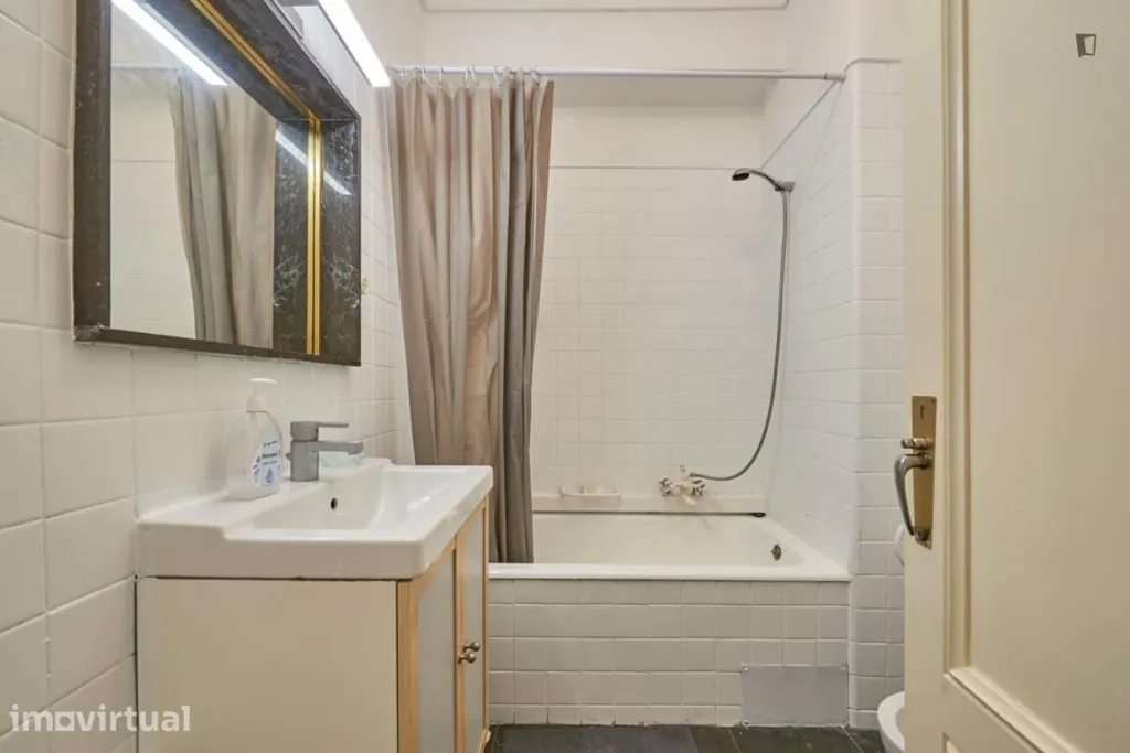Bathrooms - Student Room in Marquês de Pombal, Lisbon