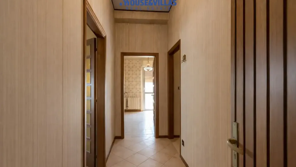 Esik - Three-Bedroom Apartment with Balcony in Avola