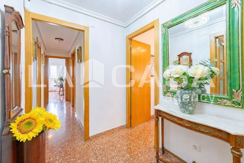 Entrée - Spacious Apartment with Metro Access in Vara de Quart
