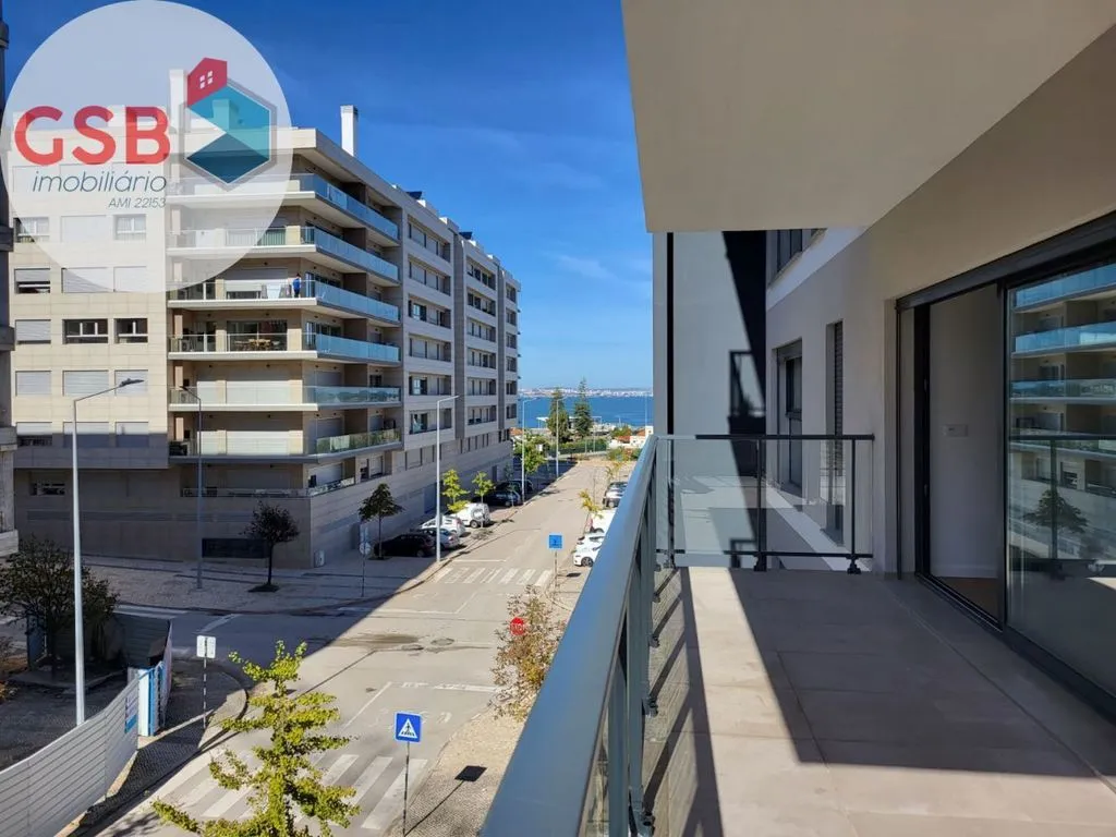Balcon - New 3-Bed Flat with Balconies in Seixal