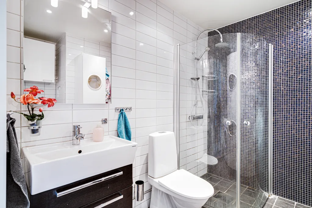 Bagni - Efficient Two-Bedroom Flat with South-Facing Balcony in Gothenburg