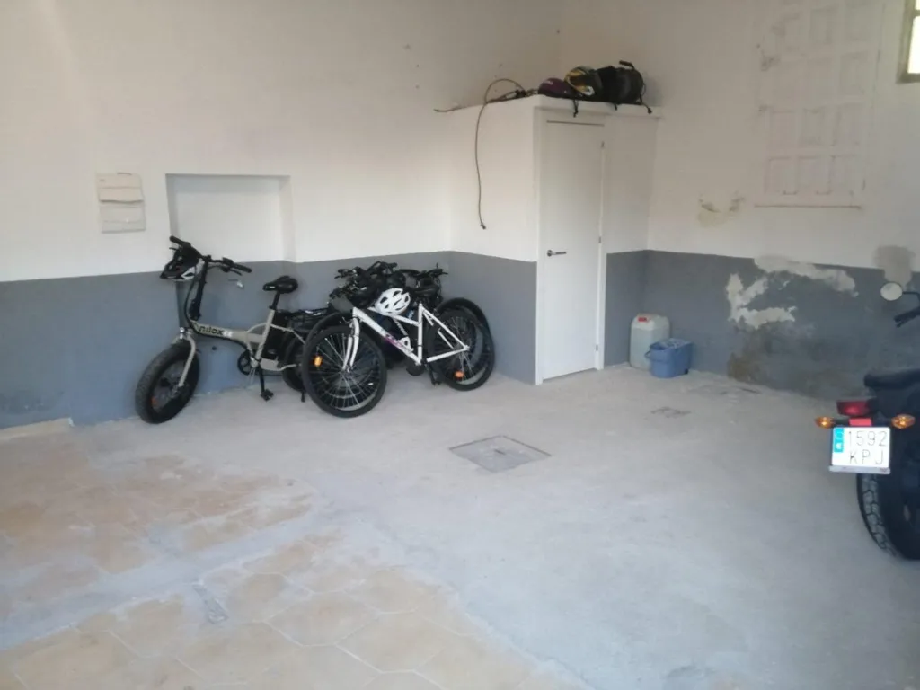 Garage - Commercial Premises with High Ceilings in Zamora