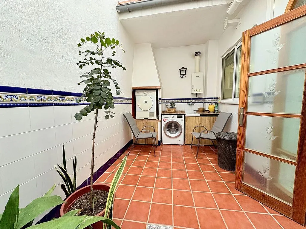 Garden - Two-Storey House with Balcony in Benaguasil Centre