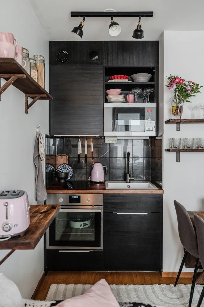 Cuisine - Compact 1-Bedroom Flat with Garden View in Uppsala