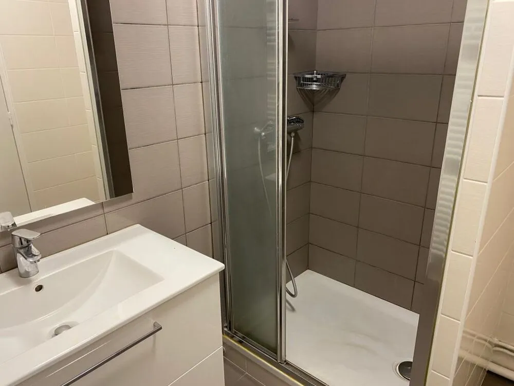 Salles de bain - Appartement 2 Pièces avec Terrasse en Centre-Ville de Clermont-Ferrand
