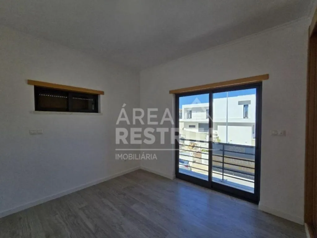 Pièces - Luxury Detached House with Garden in Almada