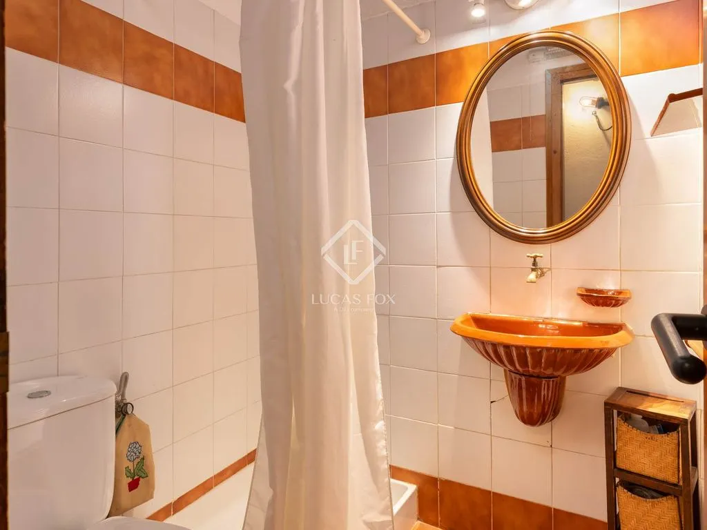 Bathrooms - Traditional Stone Cottage with Pool in Bàscara