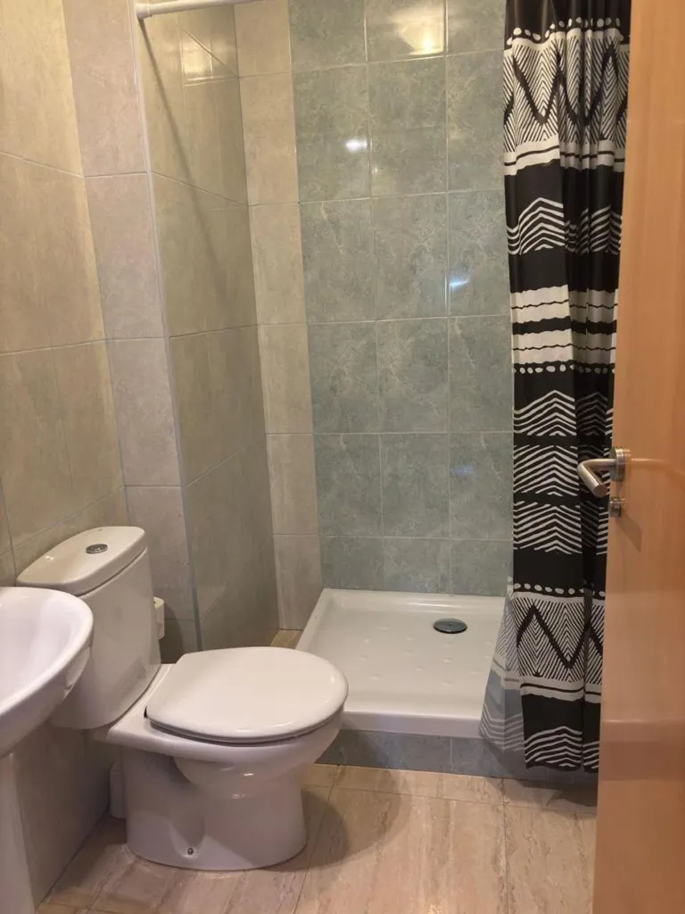 Vannitoad - Spacious Flat in Tivissa with Parking