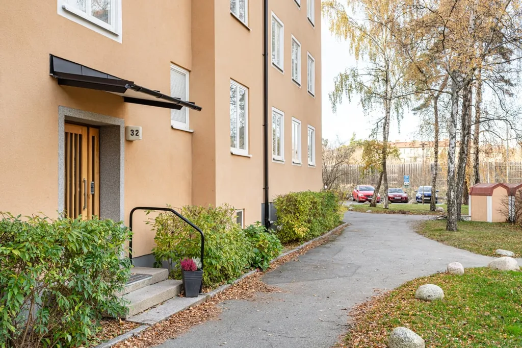 Välivaade - Efficient 1960s Flat with South-West Balcony in Solberga