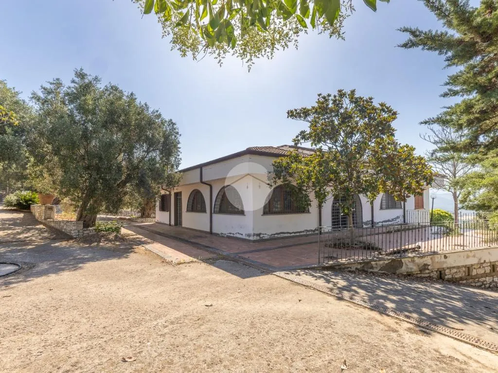 Extérieur - Versatile Villa with Olive Grove in Guidonia Montecelio