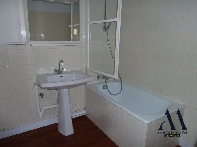 Vannitoad - Bright 3-Bedroom Apartment with Balcony in Tours