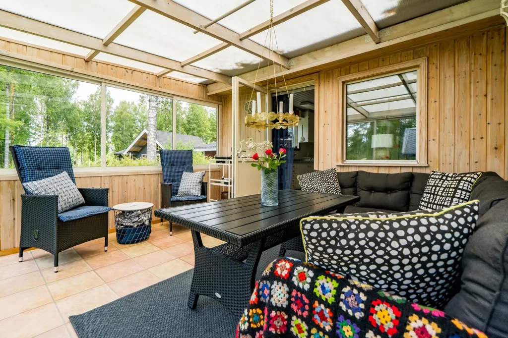Terrass - Charming Cottage with Lake View in Örebro