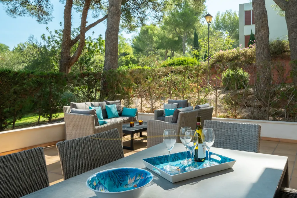Terrass - Ground-floor Apartment with Garden in Bendinat