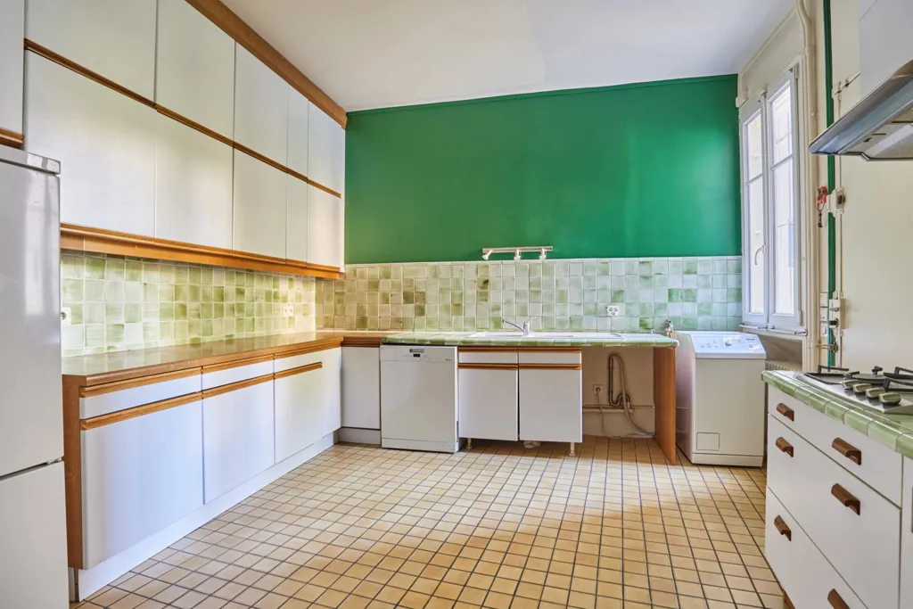 Köök - Corner Apartment with Period Features in Paris 16th