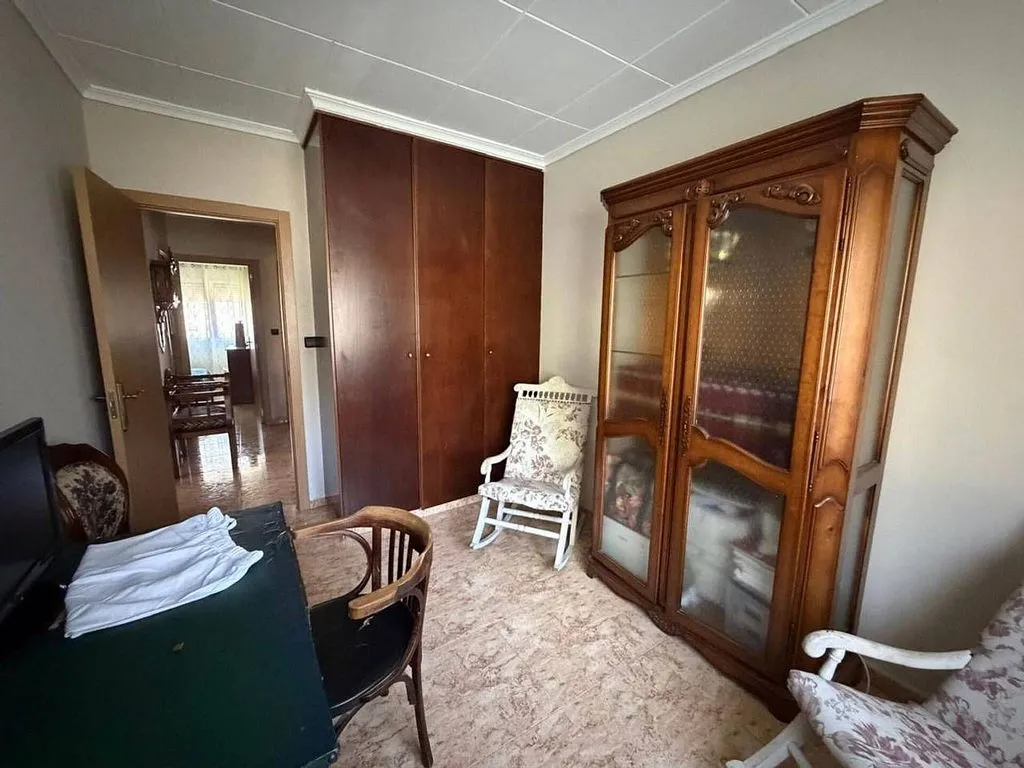 Bureau - Reformed Chalet with Garden in Almansa