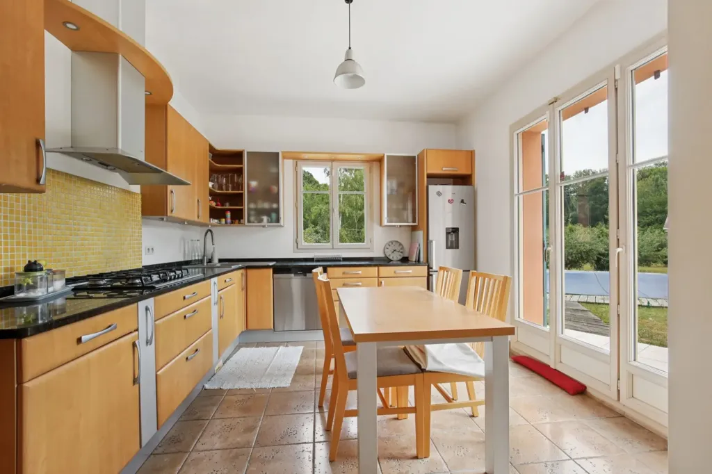 Kitchen - Prestigious House with Pool in Chambourcy