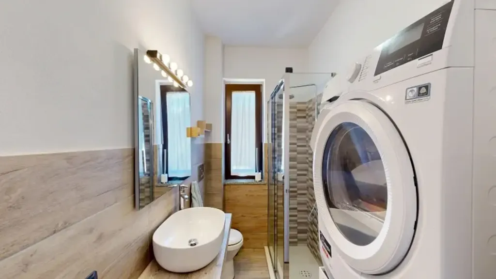 Salles de bain - Rustic Villa with Private Garden in Tradate