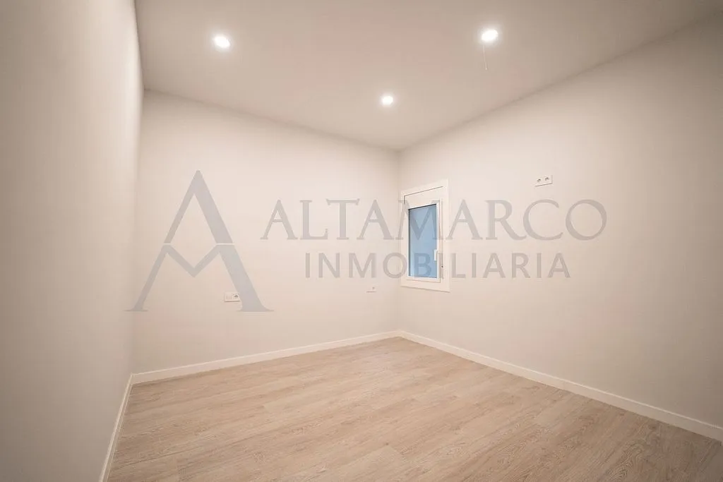 Rooms - Reform Apartment with Balcony in Barcelona