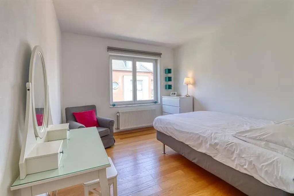 5 magamistoaga korter asukohas Neder-Over-Heembeek