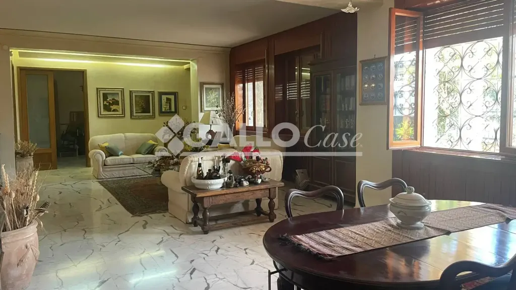 Sala da pranzo - Ground Floor Apartment with Courtyard in Cosenza
