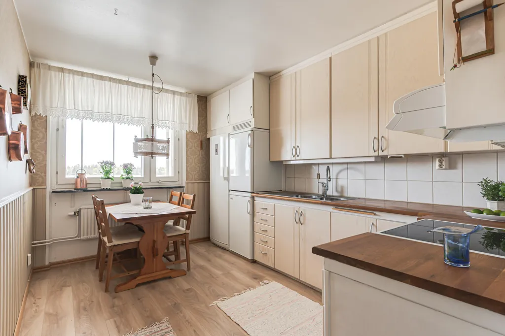 Köök - Apartment with Balcony View in Popular Area