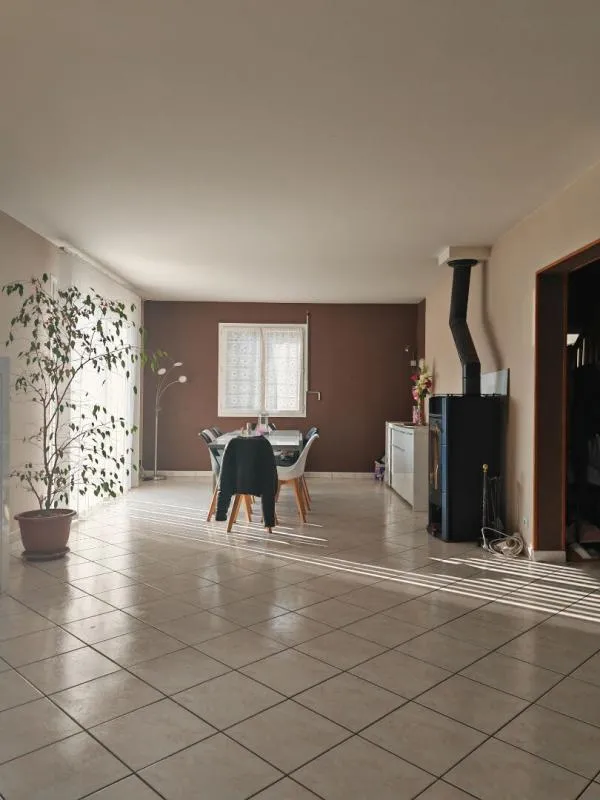 Sala da pranzo - Contemporary House with Pool near Orgelet