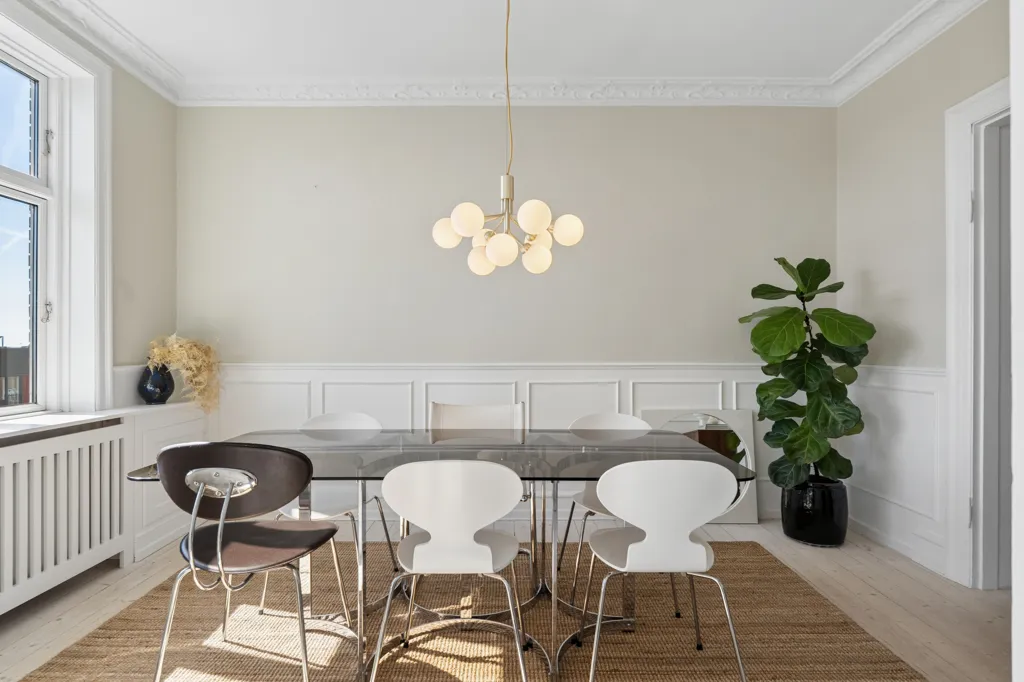 Dining Room - Charming Flat with City View in Valby