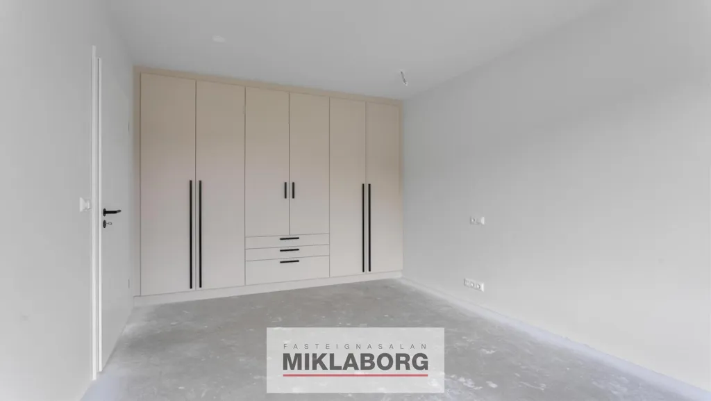 Pièces - Five-Storey Apartment with Balcony in Hafnarfjörður
