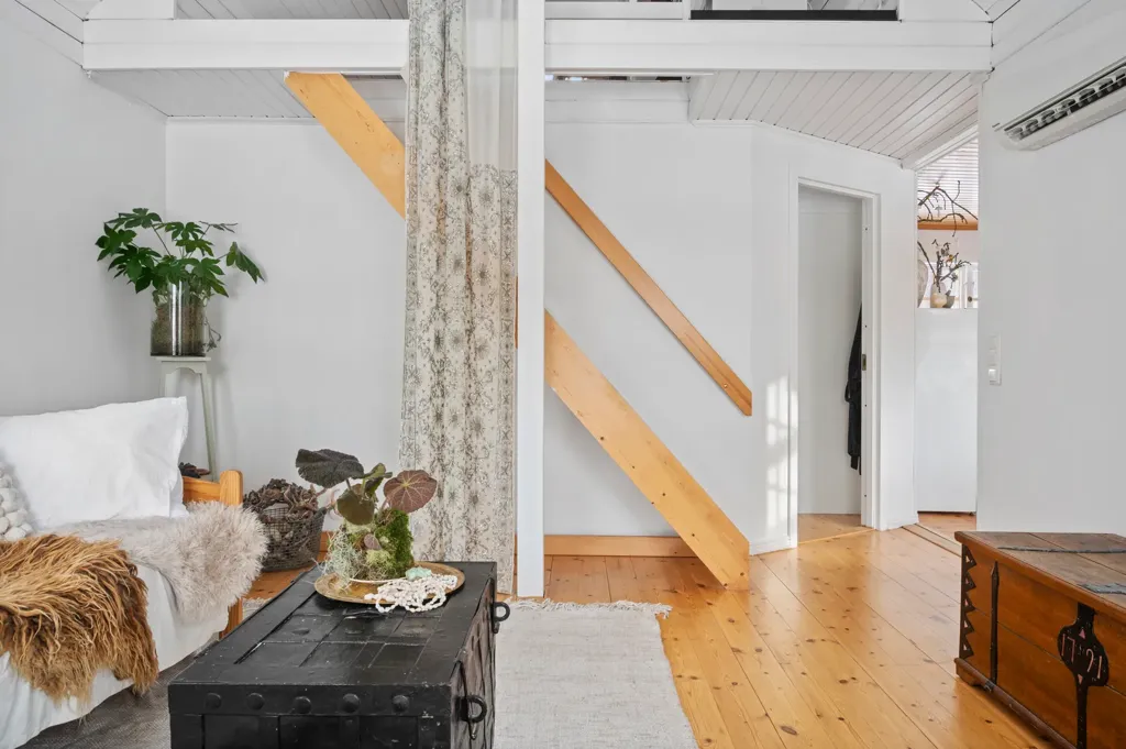 Pièces - Charming Cottage with Lake View in Sämsholm