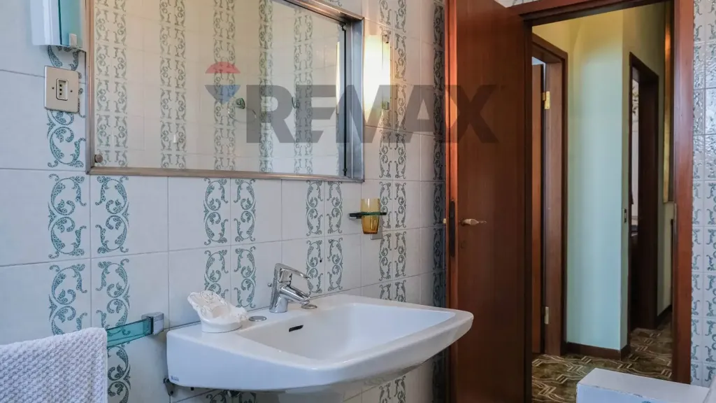 Salles de bain - Penthouse with Panoramic Views in San Donato Milanese